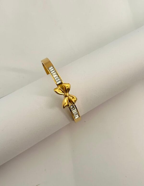 Elegant bow bracelet